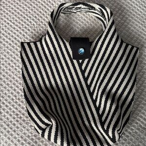 Very cute black and white handbag.